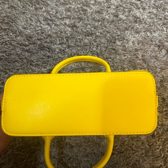Yellow shoulder bag with silver hardware and zipper closure. - Picture 5 of 6